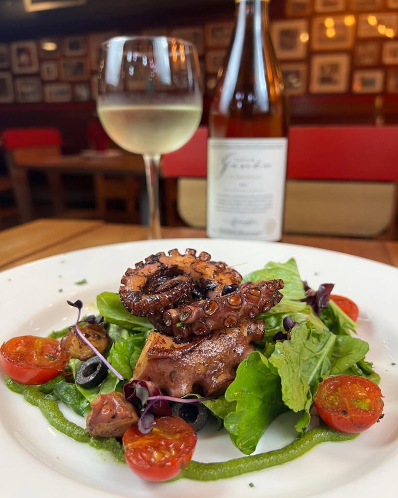 ¿Ya-probaste-nuestra-nueva-entrada-de-Pulpo-Asado-🐙-Deliciosos-tentaculos-de-pulpo-asado-fresco