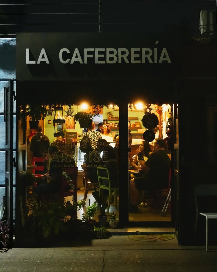 fachada de noche cafe