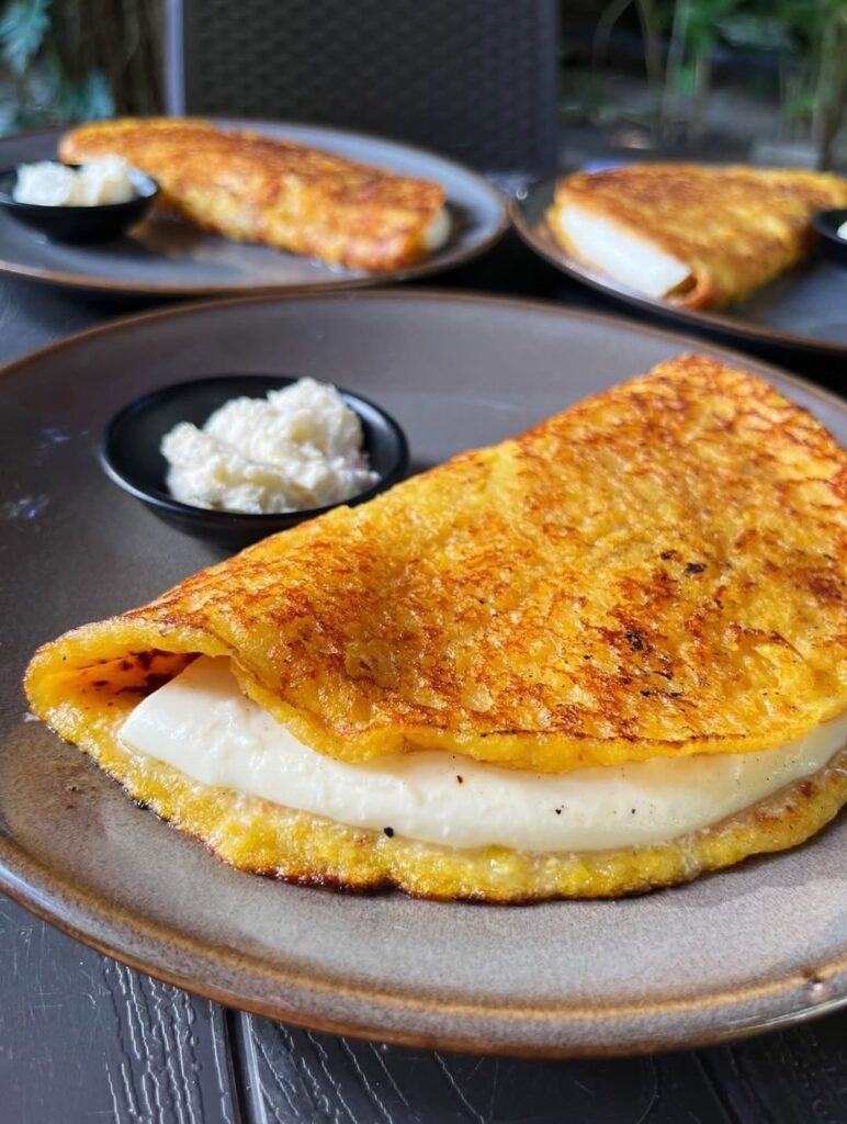 🌽🔥-Las-cachapas-tienen-su-ritual…-y-se-vive-en-Bosque-Grill.Donde-el-maiz-se-dora-lento-el-qu